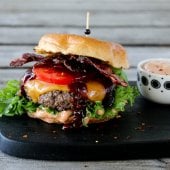 Image: BURGER MED BACON OG CHILIMAJONES
