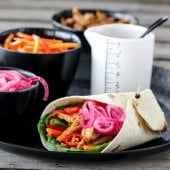 Image: PULLED PORK MED SYLTET RØDLØK OG APPELSIN- OG CHILISAUS