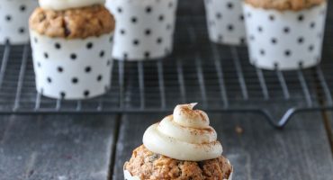 Image: GULROTMUFFINS MED EPLE, SJOKOLADE OG OSTEKREM