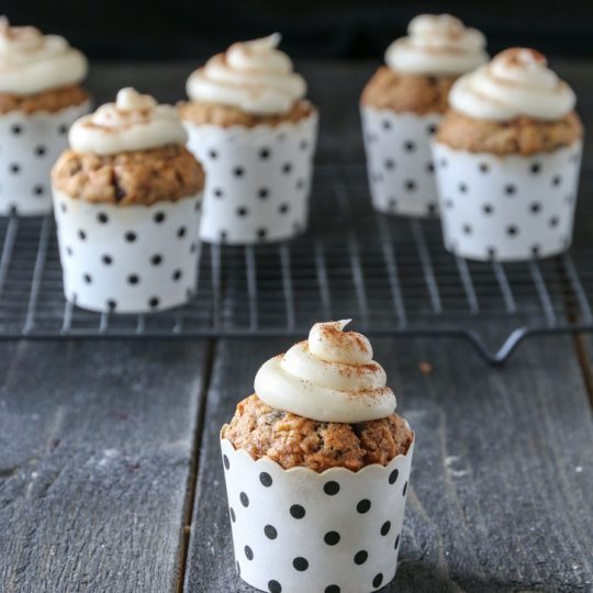 Image: GULROTMUFFINS MED EPLE, SJOKOLADE OG OSTEKREM