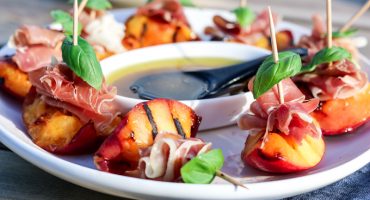 Image: GRILLEDE NEKTARINER MED PARMASKINKE & BRINGEBÆRVINAIGRETTE