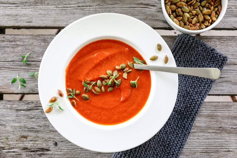 Tomatsuppe med ristede gresskarkjerner