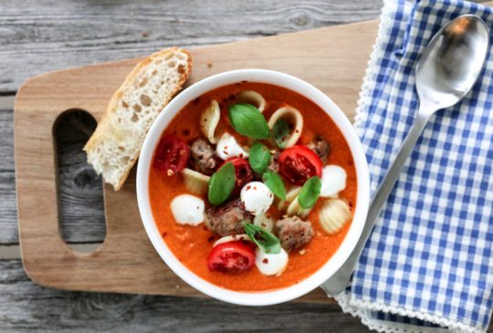 Image: TOMATSUPPE MED SALSICCIA, PASTA OG MOZZARELLA