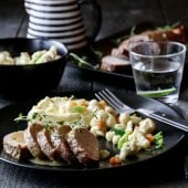 Image: HONNINGMARINERT SVINEFILET MED STEKT BLOMKÅL OG SENNEPSSAUS