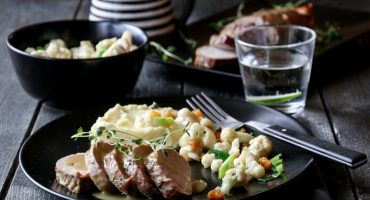 Image: HONNINGMARINERT SVINEFILET MED STEKT BLOMKÅL OG SENNEPSSAUS