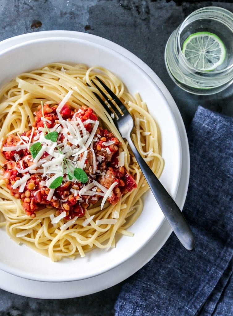 Spagetti med røde linser og salsiccia