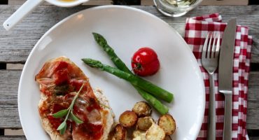 Image: KYLLING SALTIMBOCCA MED PARMESANPOTETER