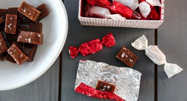 Image: SJOKOLADEKARAMELLER MED HAVSALT