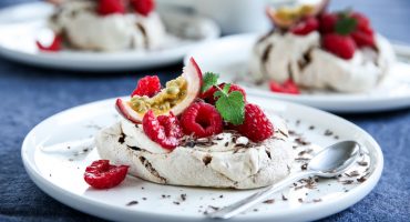 Image: SJOKOLADEPAVLOVA MED PASJONSFRUKTKREM OG BRINGEBÆR