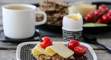 Image: KNEKKEBRØD MED FRØ OG VALNØTTER