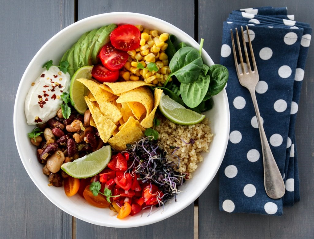 taco-bowl med spicy bønner, tomatsalsa og limerømme