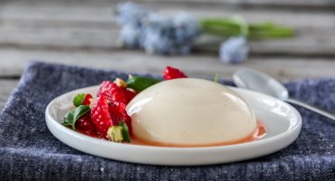 Image: PANNA COTTA MED BRINGEBÆRSALAT