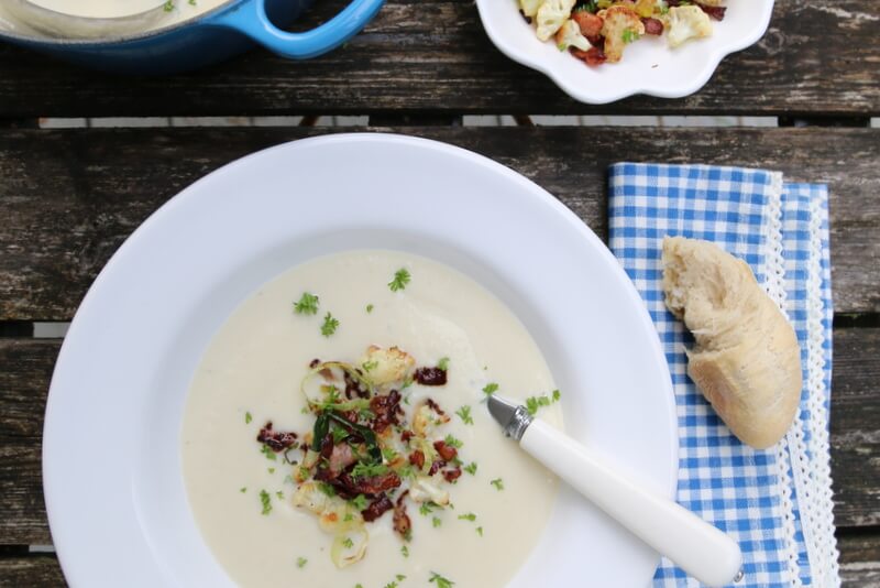 Blomkålsuppe med purre og sprøstekt bacon