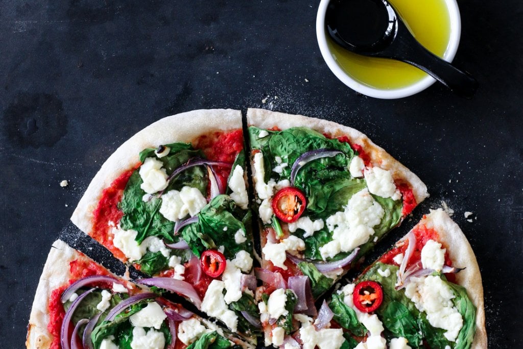 Pizza med spinat og feta