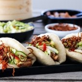 Image: STEAMBUNS MED SOYAMARINERT SVIN, SYLTET KINAKÅLSALAT OG SPRØ LØK