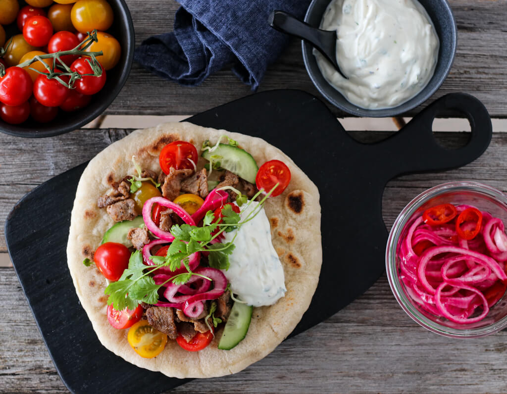 LAMMEKEBAB MED SYLTET RØDLØK OG MYNTEYOGHURT