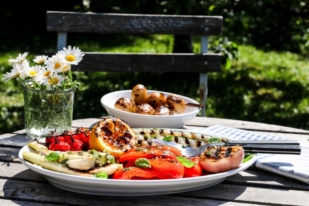 Grillet entrecôte med marinerte grønnsaker og chilismør