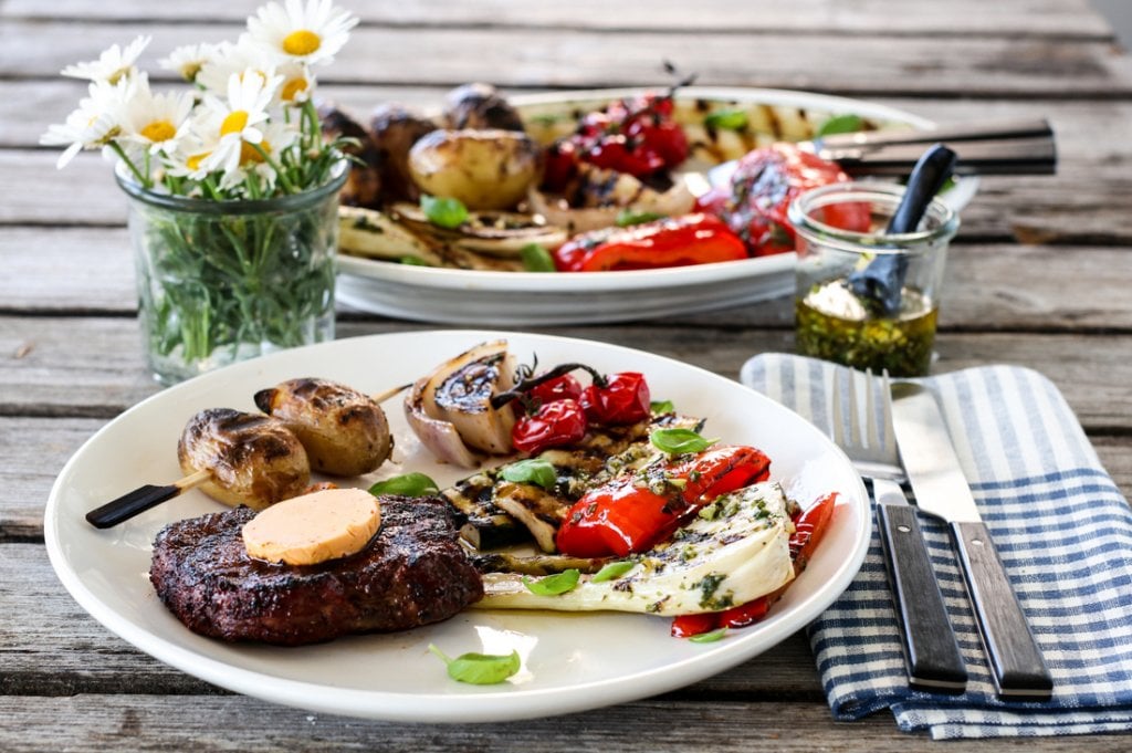 Grillet entrecôte med marinerte grønnsaker og chilismør