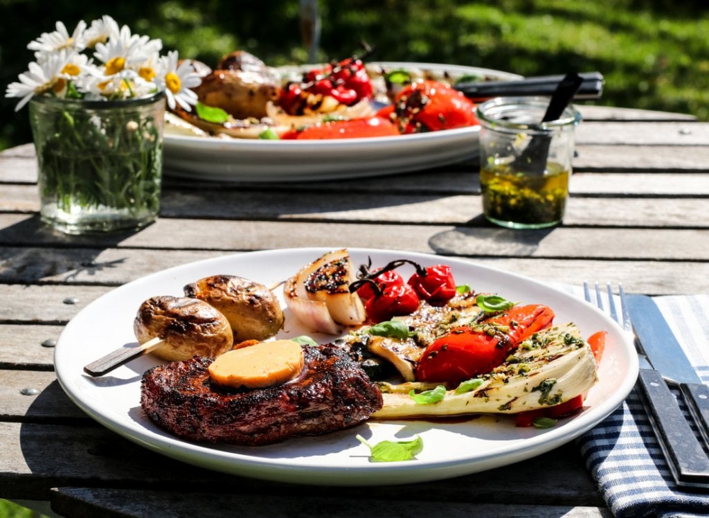 Grillet entrecôte med marinerte grønnsaker og chilismør