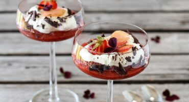 Image: JORDBÆR- OG RABARBRAGRØT MED SYLTET RABARBRA