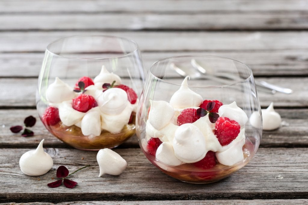 Eton mess med rabarbra og bringebær