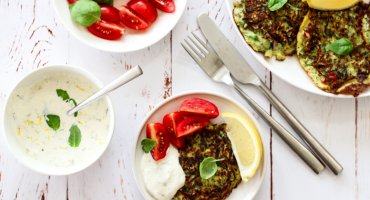 Image: SQUASHLAPPER MED TOMATSALAT OG URTEDRESSING