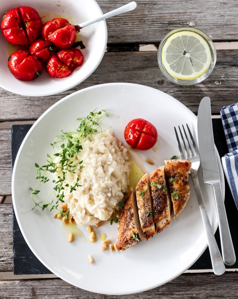 KYLLING MED BAKTE TOMATER OG BLOMKÅLRISOTTO