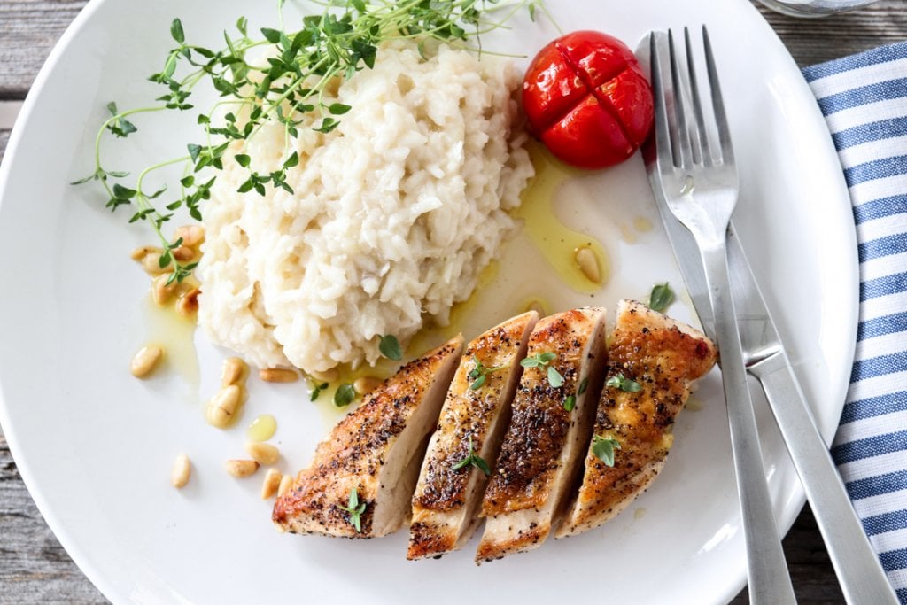 KYLLING MED BAKTE TOMATER OG BLOMKÅLRISOTTO