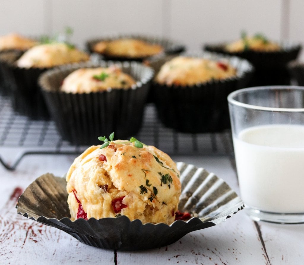 Matmuffins med bacon, paprika, ost og timian