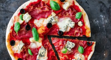 Image: PIZZA MED COPPASKINKE OG BLÅMUGGOST