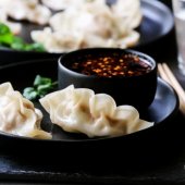 Image: GYOZA MED SVINEKJØTT & DIPSAUS