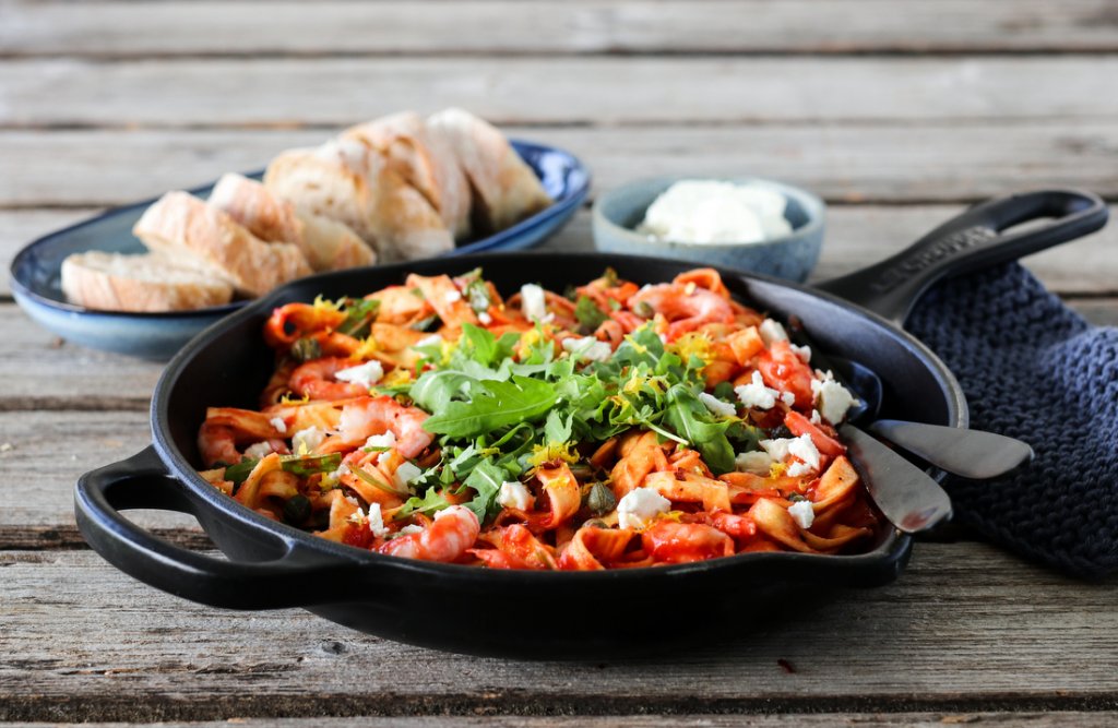 Pasta med tomatsaus, reker og feta