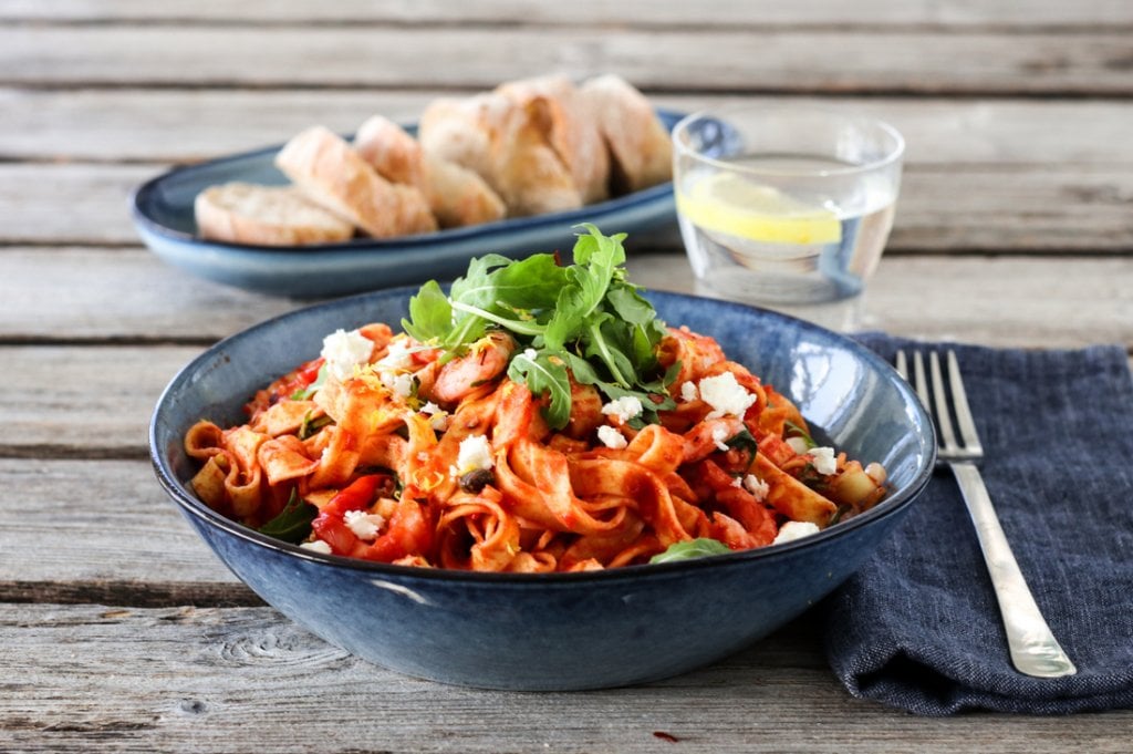 Pasta med tomatsaus, reker og feta