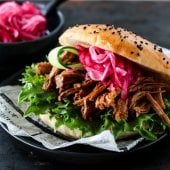 Image: SPICY PULLED PORK MED SYLTET RØDLØK OG CHIPOTLEMAJONES