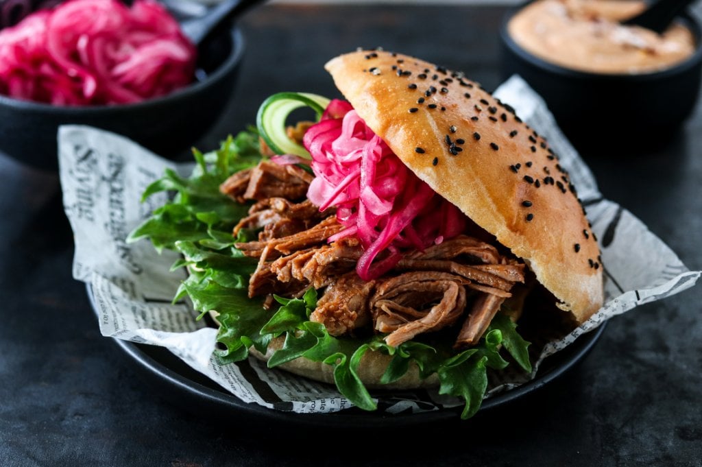 Pulled pork med syltet rødløk og chipotlemajones