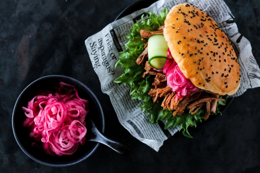 Pulled pork med syltet rødløk og chipotlemajones