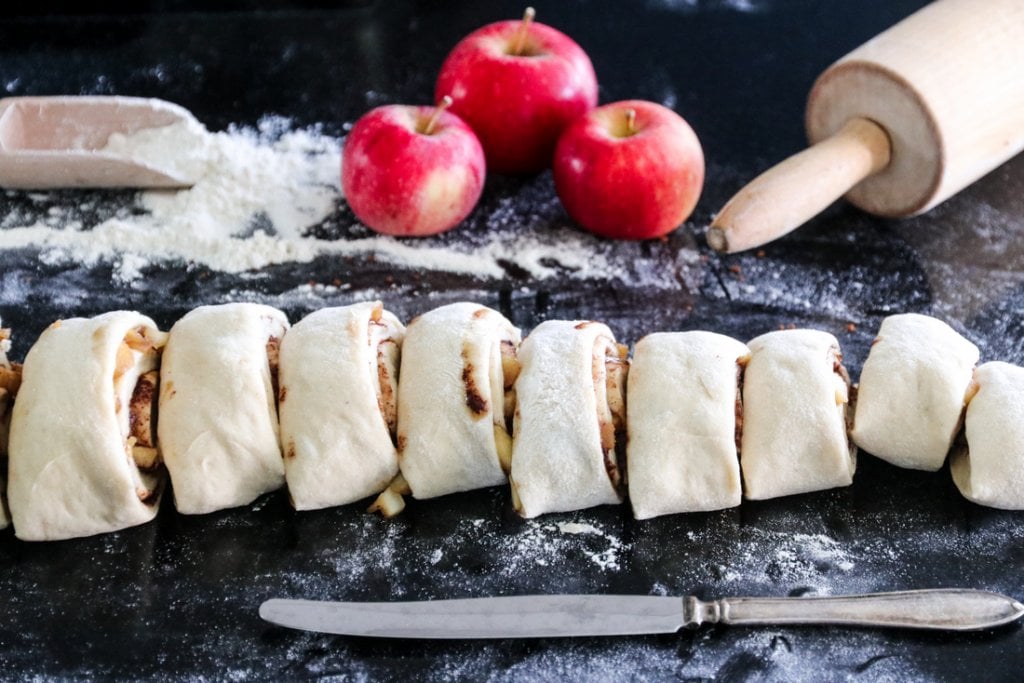 Kanelboller med karamelliserte epler