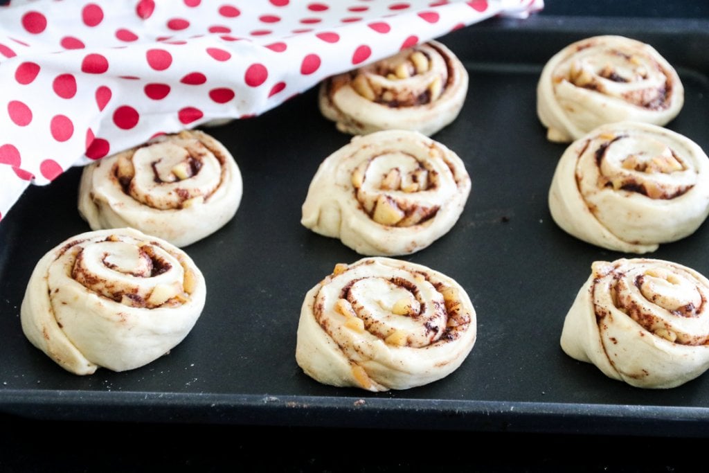 Kanelboller med karamelliserte epler