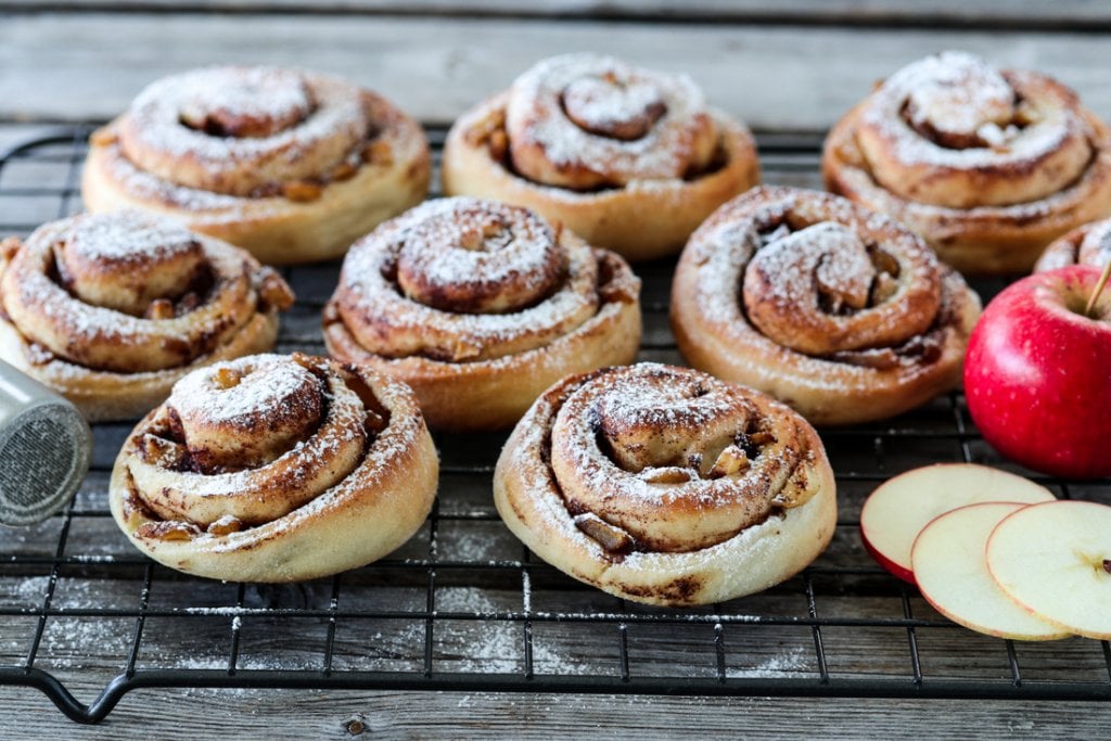 Kanelboller med karamelliserte epler