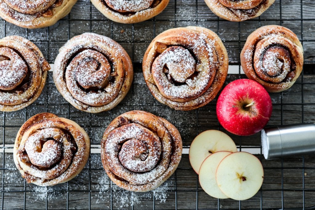 Kanelboller med karamelliserte epler