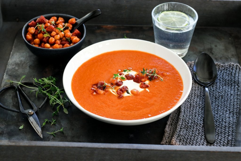 Tomat- og paprikasuppe med chorizo og kikerter