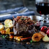 Image: HELSTEKT INDREFILET MED LØK OG HONNINGBAKTE GULRØTTER