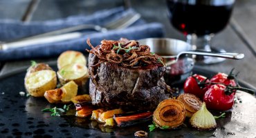 Image: HELSTEKT INDREFILET MED LØK OG HONNINGBAKTE GULRØTTER