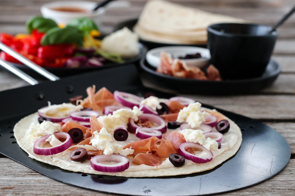 TORTILLAPIZZA MED PARMASKINKE OG MOZZARELLA