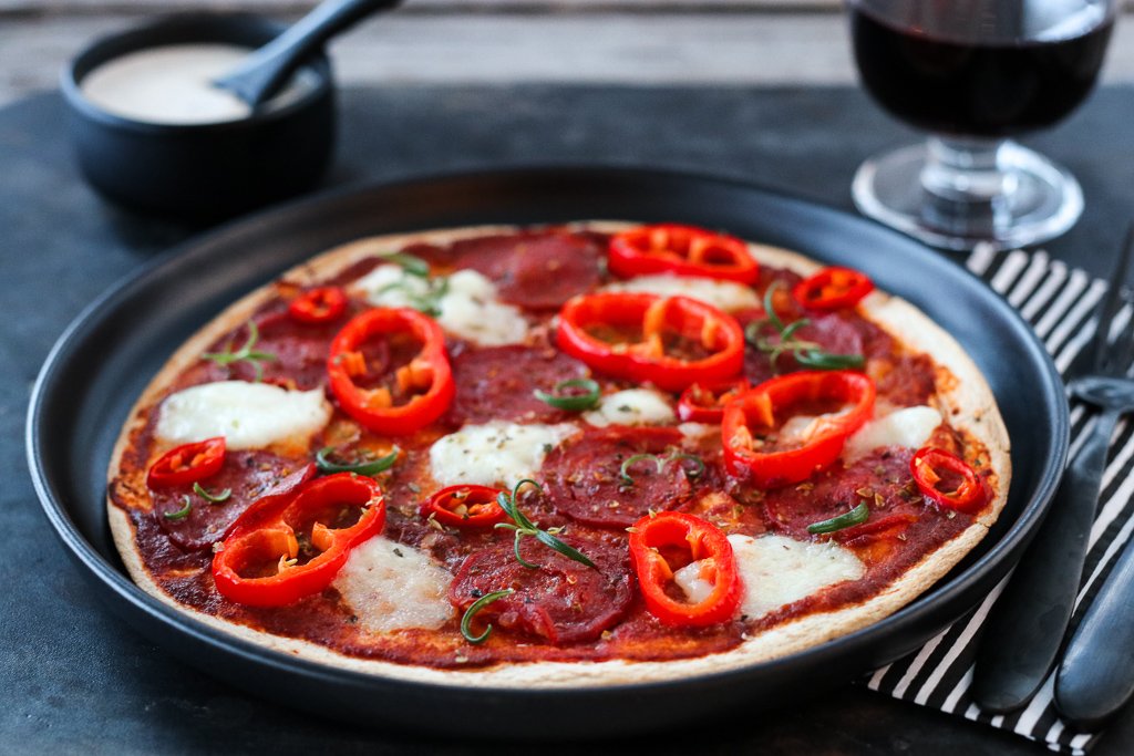 Tortillapizza med chorizo, paprika og chili