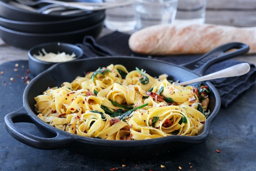 TAGLIATELLE MED BACON, SPINAT OG SOLTØRKET TOMAT