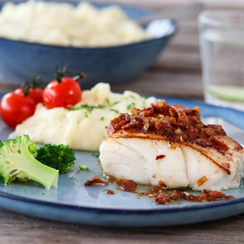 PANNESTEKT TORSK MED BACONSMØR OG SITRONPOTETMOS