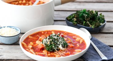 Image: TOMATSUPPE MED PASTA OG GRØNNKÅLCHIPS