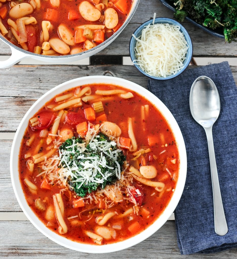 Tomatsuppe med pasta, bønner og grønnkålchips