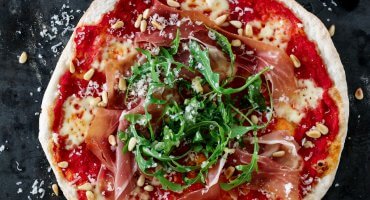 Image: PIZZA PARMA MED RUCCULA- OG PARMESANSALAT